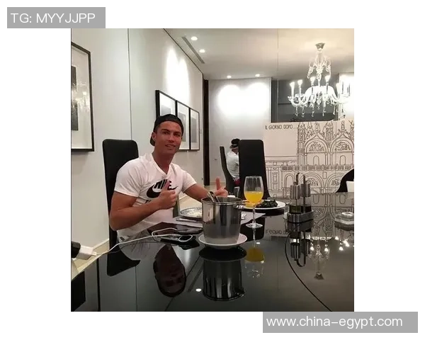 足球明星的奢华生活揭秘:从训练场到私人豪宅的精彩瞬间与背后故事 足球明星的奢华生活揭秘:从训练场到私人豪宅的精彩瞬间与背后故事